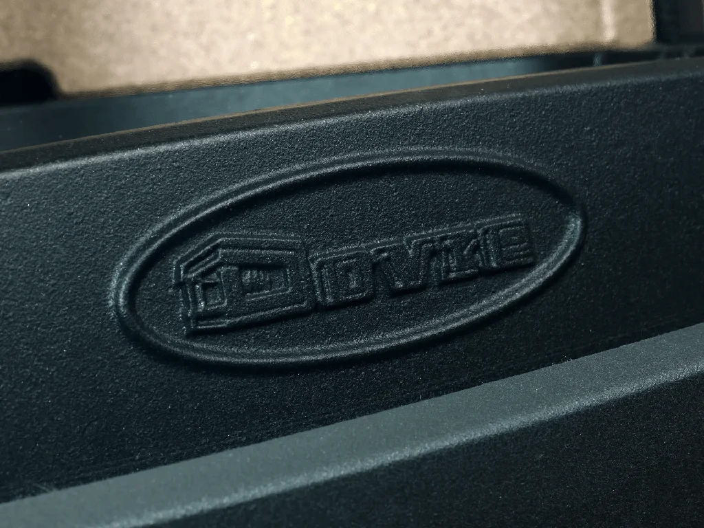 Powierzchnia żeliwa DOVRE z wytłoczonym logo